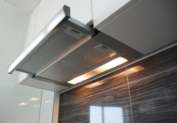 Většina moderních kuchyní používá digestoře s výkonem přes 600 m³/h, ale hluk závisí hlavně na kvalitě montáže.