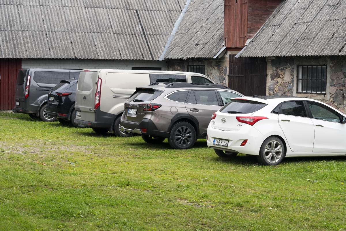 Dlouhodobé parkování na cizím pozemku automaticky neznamená, že na něj řidiči vznikne vlastnické právo. Dlouhodobé parkování na cizím pozemku automaticky neznamená, že na něj řidiči vznikne vlastnické právo.