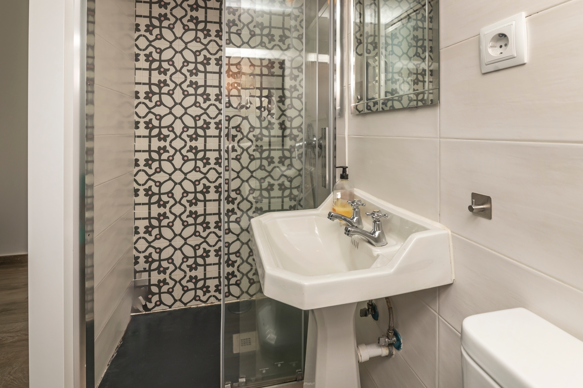 Pokud máte jen sprchový kout a toužíte po vaně, tohle vás možná nadchne