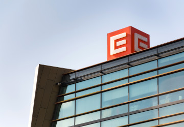 Spotřeba elektřiny v českých domácnostech tvoří velkou část všech měsíčních nákladů.