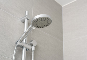 Pravidelná péče o sprchovou hlavici je důležitá.