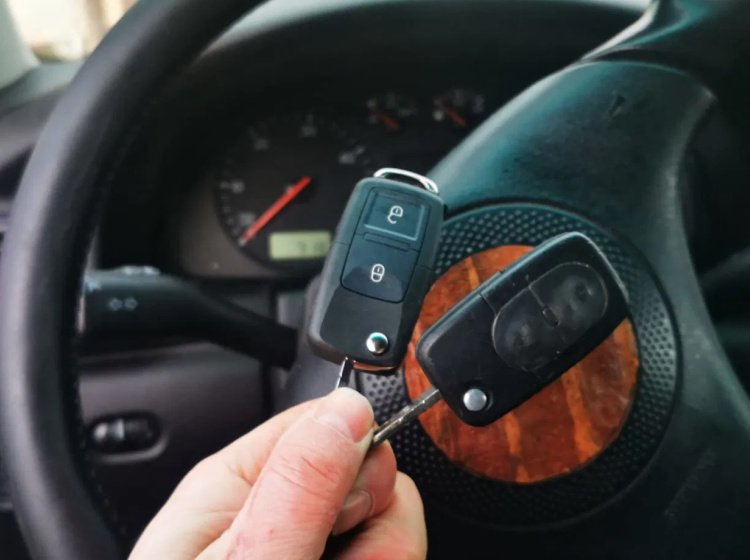 Díky keyless systému nemusíte před vstupem do vozu brát klíče do ruky.