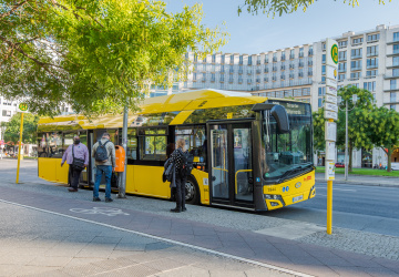 Elektrický autobus v ulicích Berlína