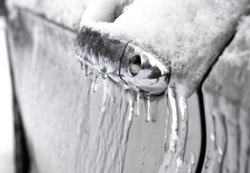 Zmrzlé dveře jsou v zimě poměrně běžným problémem. 