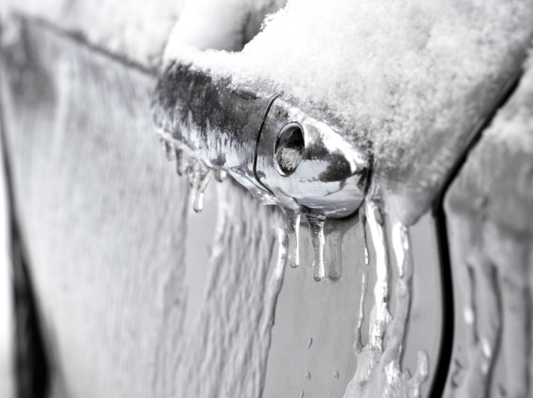 Zmrzlé dveře jsou v zimě poměrně běžným problémem. 