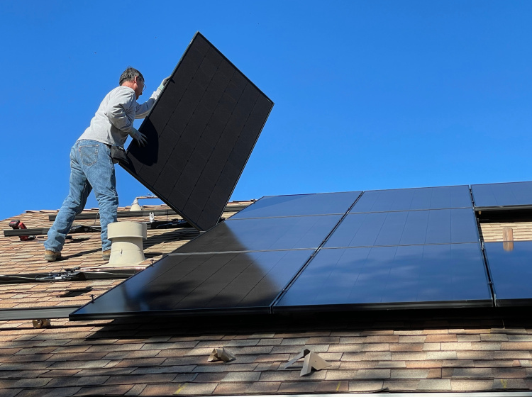 Instalace fotovoltaiky na střechu domu