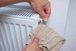Odvzdušnit radiátor jednou ročně nestačí. Odborníci varují: topení pak stojí víc, než musí