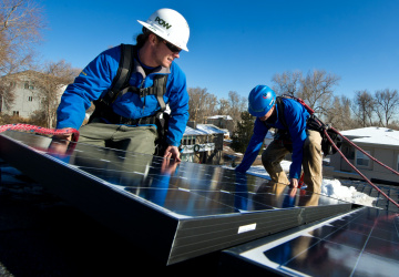 Montáž solárních panelů na střechu domu