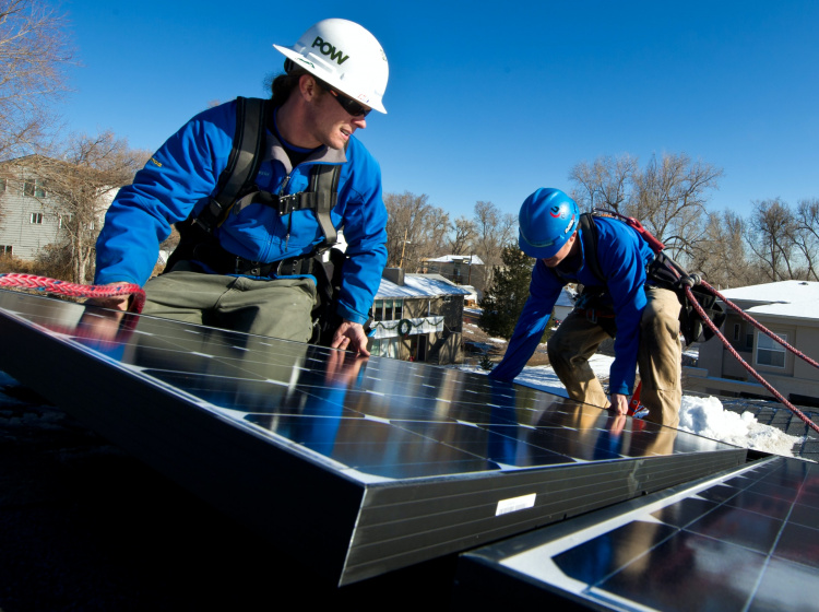 Montáž solárních panelů na střechu domu