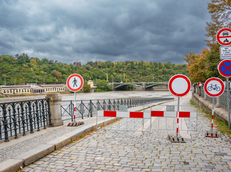 5 dopravních značek, u kterých máte pocit, že je navrhl znuděný grafik. Víte, co opravdu znamenají? 5 dopravních značek, u kterých máte pocit, že je navrhl znuděný grafik. Víte, co opravdu znamenají?