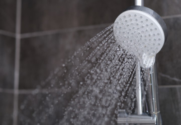 V roce 2026 interiéroví designéři instalují do koupelen vybavení inspirované lázněmi