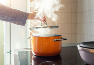 Jaký druh vaření vychází nejlevněji? Vypočítali jsme pro vás účinnost indukční desky, plynového sporáku a sklokeramiky.  Jaký druh vaření vychází nejlevněji? Vypočítali jsme pro vás účinnost indukční desky, plynového sporáku a sklokeramiky.