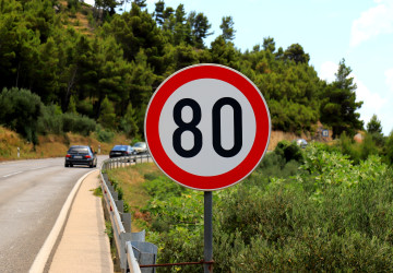 Snížení rychlosti by mohlo ulevit také od hluku nebo emisí CO2.