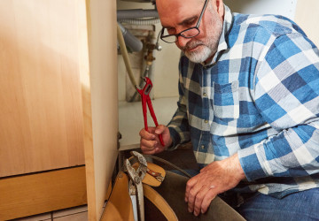 Hodinový manžel zvládá práce všeho druhu. Hodinový manžel zvládá práce všeho druhu.