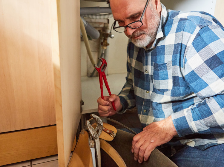 Hodinový manžel zvládá práce všeho druhu. Hodinový manžel zvládá práce všeho druhu.