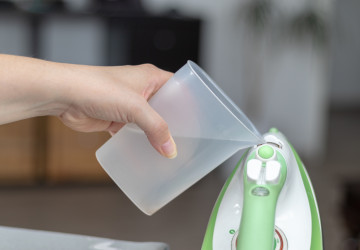 Nikdy nelijte do žehličky jen obyčejnou vodu