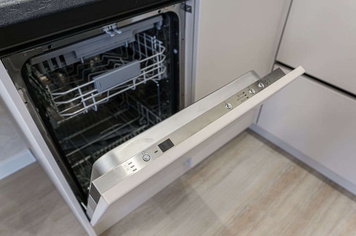 Myčka nádobí je v domácnosti vítaným pomocníkem.