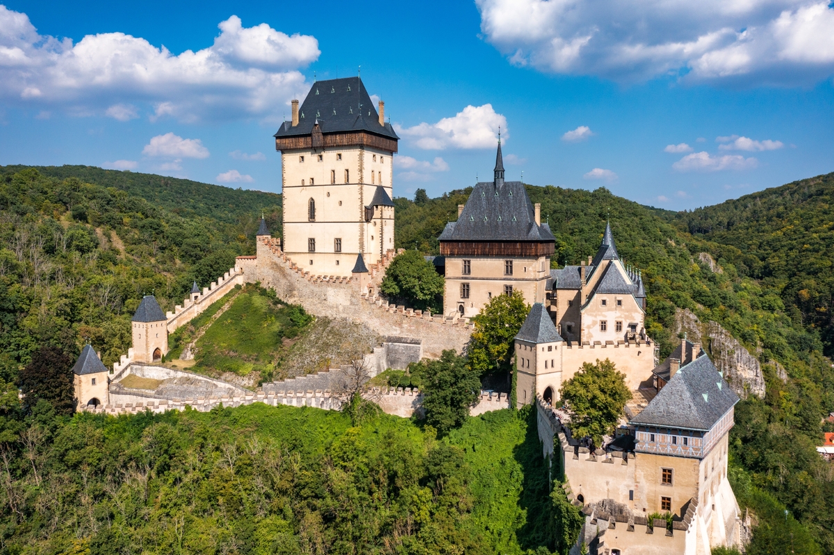 Karlštejn je snad nejikoničtějším českým hradem. Při placení vstupenek ale mnoho lidí nevěří svým očím.