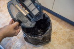 Nikdy nesypte obsah vysavače rovnou do koše Nikdy nesypte obsah vysavače rovnou do koše