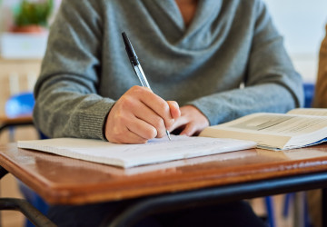Kolik peněz potřebuje vysokoškolák k důstojnému životu? Kolik peněz potřebuje vysokoškolák k důstojnému životu?