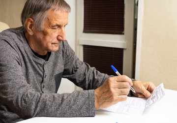 Pracující senioři si mohou snížit odvody, musí si ale podat žádost, 