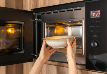 Varovné signály, které možná přehlížíte: Takhle se chová mikrovlnka těsně před tím, než začne propouštět nebezpečné vlny