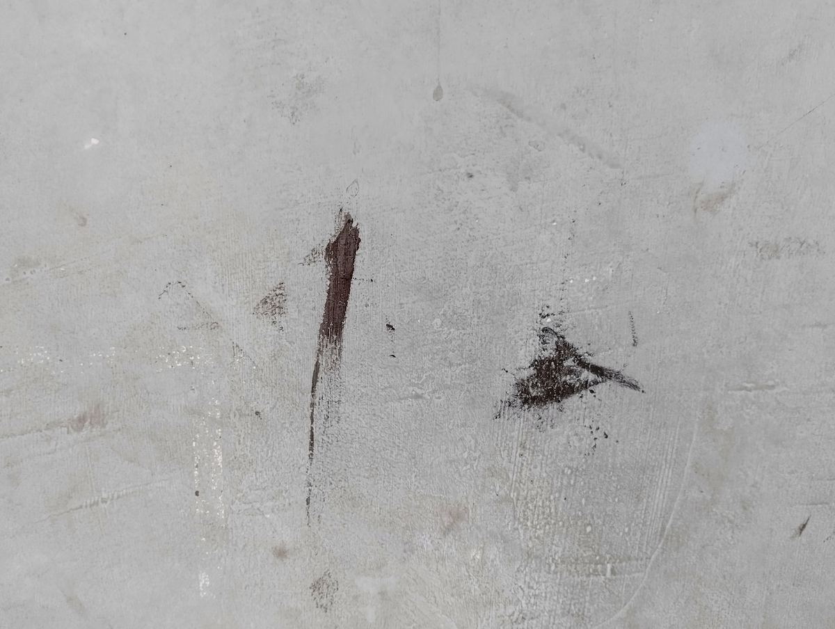 Nevzhledné fleky na zdi se dají odstranit svépomocí. Nevzhledné fleky na zdi se dají odstranit svépomocí.