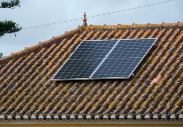 Na majitele fotovoltaik se řítí regulace. Má je donutit k většímu využití energie ze slunce na místě výroby