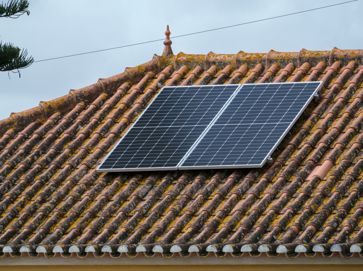 Na majitele fotovoltaik se řítí regulace. Má je donutit k většímu využití energie ze slunce na místě výroby