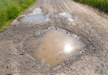 Zpevnění příjezdové cesty na vlastní pěst není jen tak. Zpevnění příjezdové cesty na vlastní pěst není jen tak.