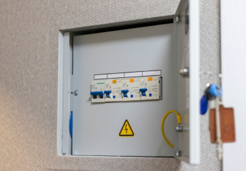 Moderní rozvaděče obsahují kromě jističů i proudový chránič. 