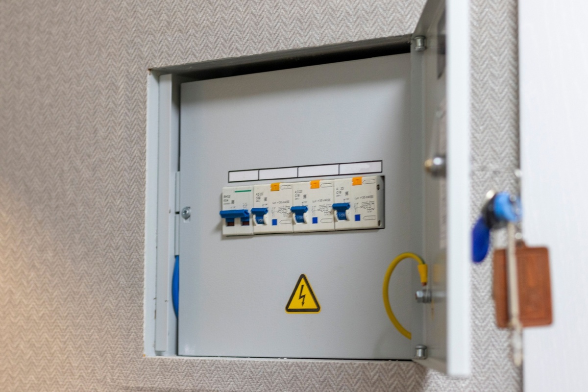 Moderní rozvaděče obsahují kromě jističů i proudový chránič. Moderní rozvaděče obsahují kromě jističů i proudový chránič.