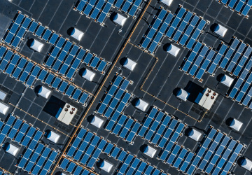 Aktuální data ukazují na silnou poptávku po fotovoltaice, v případě bytových domů ji ale brzdí úřady