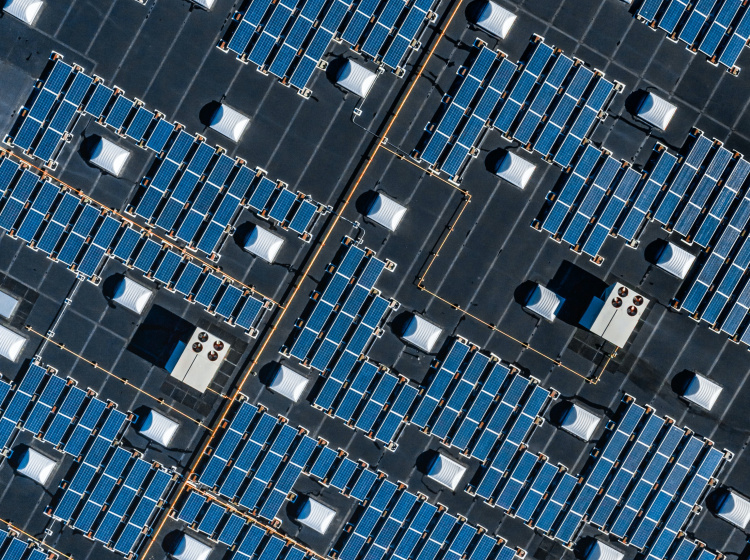 Aktuální data ukazují na silnou poptávku po fotovoltaice, v případě bytových domů ji ale brzdí úřady