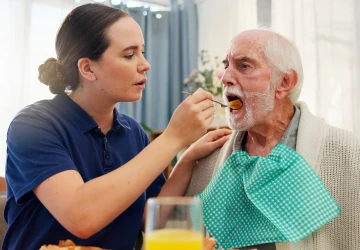 Stát vyplácí na péči o seniory až 27 000 Kč měsíčně