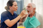 Stát vyplácí na péči o seniory až 27 000 Kč měsíčně