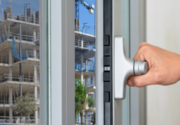 Skrze okna může hluk pronikat velmi snadno. 