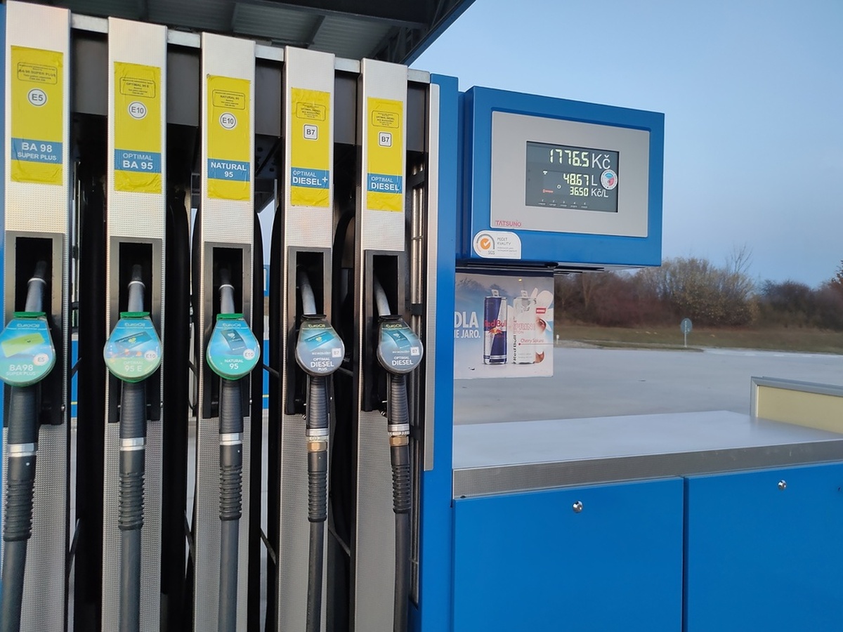 Cena pohonných hmot by mohla již brzy klesnout. Cena pohonných hmot by mohla již brzy klesnout.