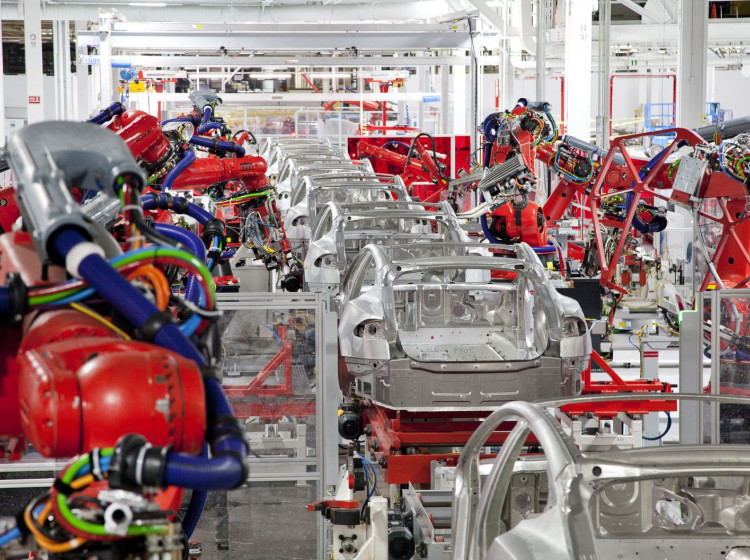 Svařovací roboti v továrně Tesla ve Fremontu