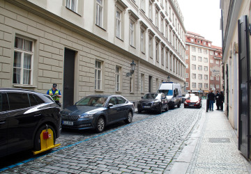 I přes uhrazené parkování řidiči dostávají botičky a pokuty.