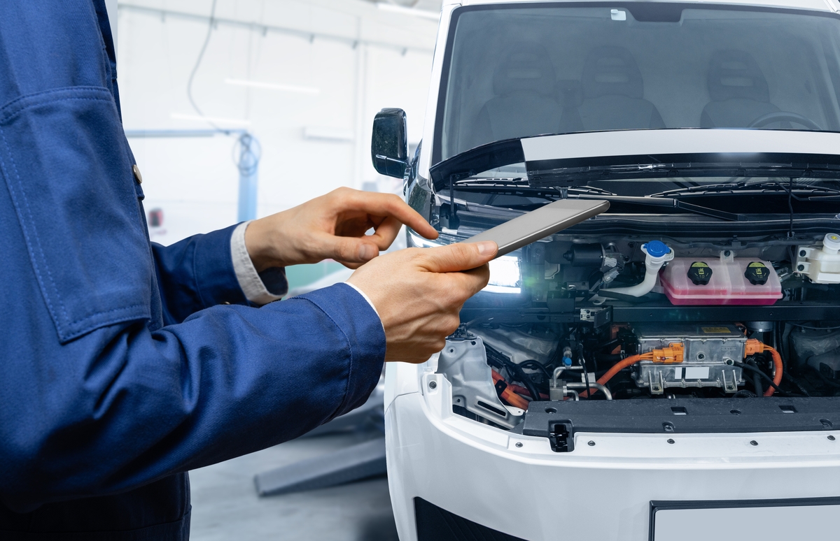Servis pro elektromobil stojí přibližně dvojnásobek oproti spalovacímu autu