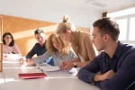 Nástupní mzda čerstvého absolventa je dnes dvakrát až třikrát nižší, než jaká čísla padají ve videích z ulic