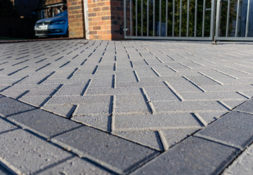 Odmítl nákup příjezdové cesty za 15 tisíc a za rok ji byl nuceni koupit za půl milionu. Podobný problém má tisíce vlastníků nemovitostí Odmítl nákup příjezdové cesty za 15 tisíc a za rok ji byl nuceni koupit za půl milionu. Podobný problém má tisíce vlastníků nemovitostí