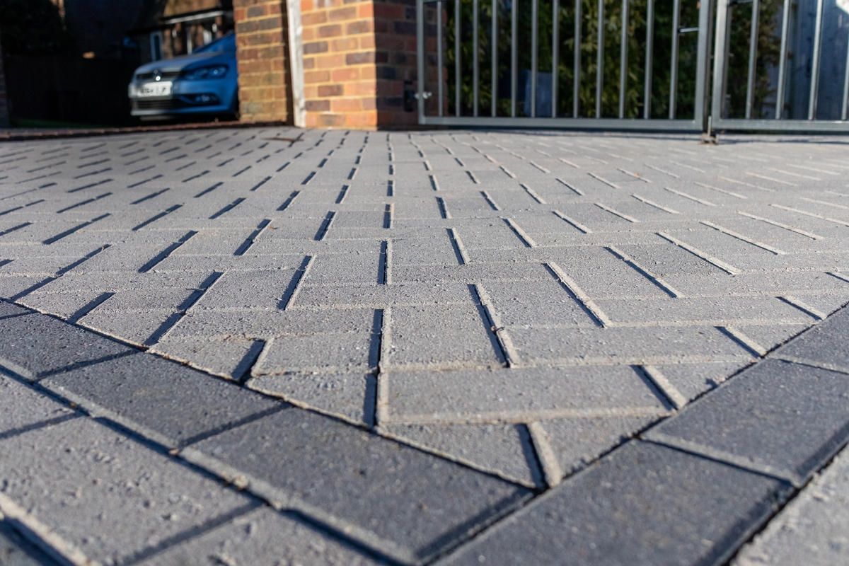 Odmítl nákup příjezdové cesty za 15 tisíc a za rok ji byl nuceni koupit za půl milionu. Podobný problém má tisíce vlastníků nemovitostí