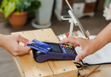 Placení kartou je dnes velmi populární. Placení kartou je dnes velmi populární.