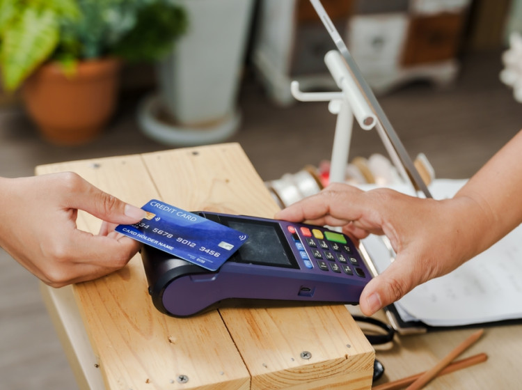 Placení kartou je dnes velmi populární. Placení kartou je dnes velmi populární.