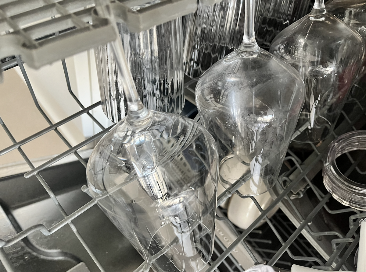 Jak správně skládat nádobí v myčce?