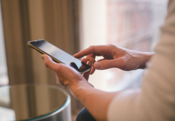 Uživatelé mobilních telefonů by měli být při udělování povolení obezřetní. 