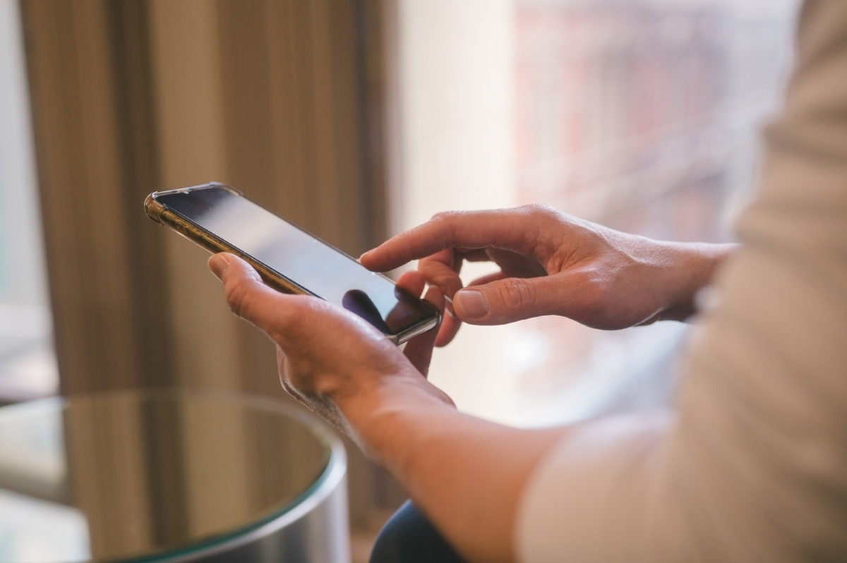 Uživatelé mobilních telefonů by měli být při udělování povolení obezřetní. 