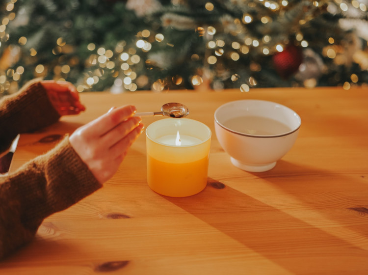 Místo olova lze k vánočnímu věštění použít vosk. 